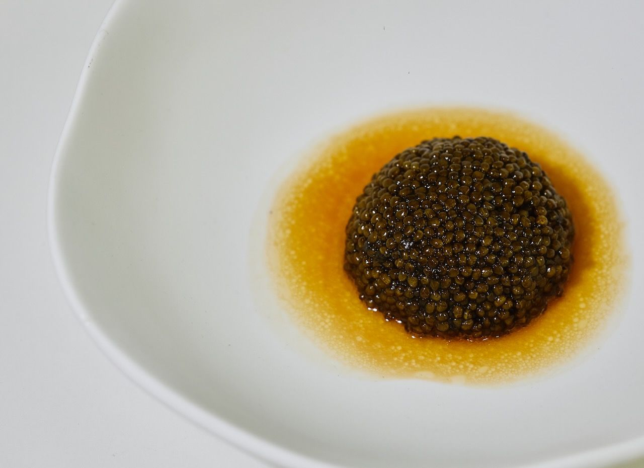 Athinagoras Kostakos Cupula De Atun Chutoro Y Caviar Con Elixir De Trufa Xo 1